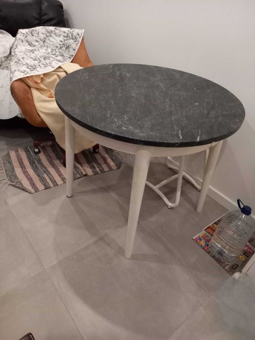 Mesa com tampo em mármore