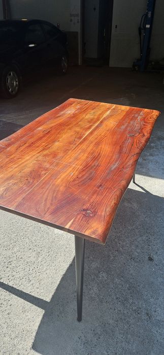 Mesa  em madeira maciça