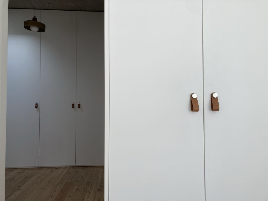 Puxador inox com tira em pele da JNF 70x22mm