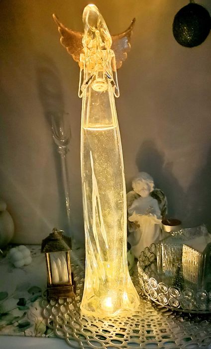 Anioł z grubego plastiku z wodą - LED wysoki