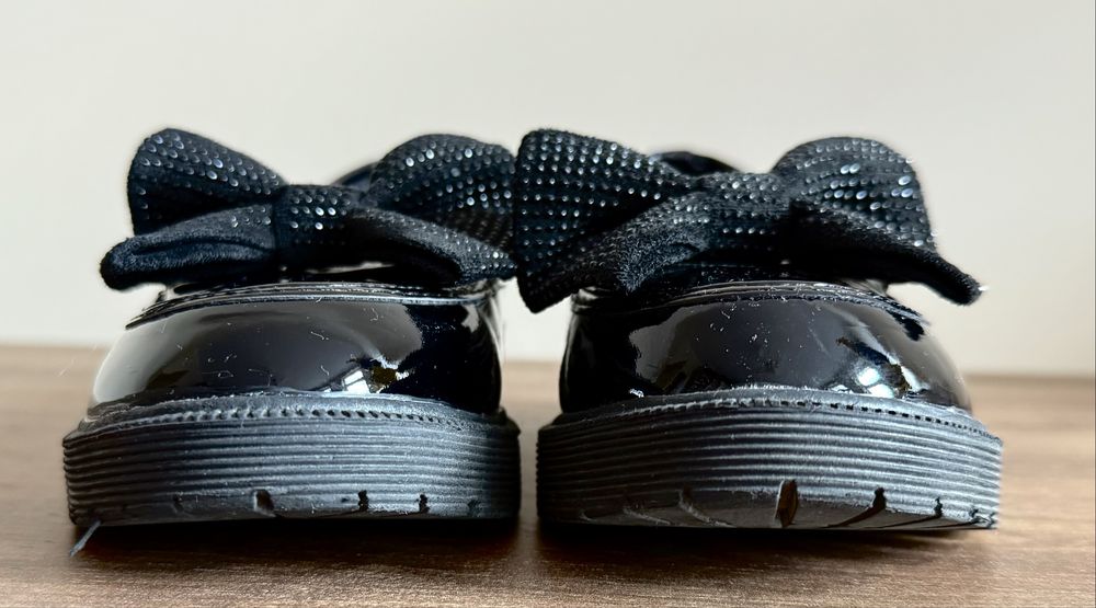 Lakierki czarne. Eleganckie buty. Półbuty