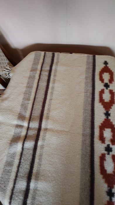 Wełniany elegancki  koc prawdopodobnie z owczej wełny. 210 x140 cm