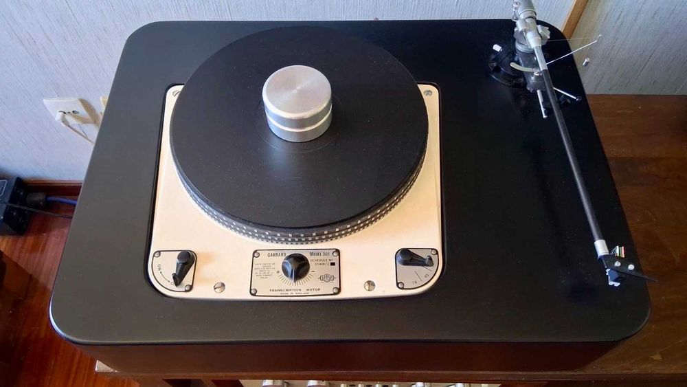 Gira-discos Garrard Modelo 301 / Braço de 12,5" / Base em MDF / Cápsula Hana SL