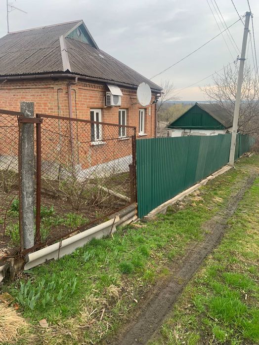 Продам будинок в Карлівці неподалік центру.