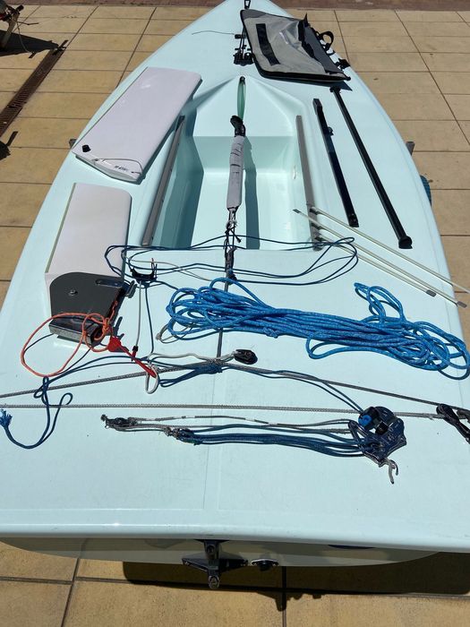 ILCA 6 (Laser Radial) – 2023 – Semi-novo | 2 velas | Capas + Trolley