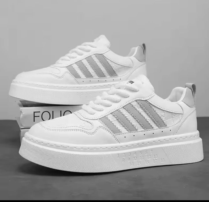 Стильные белые кроссовки