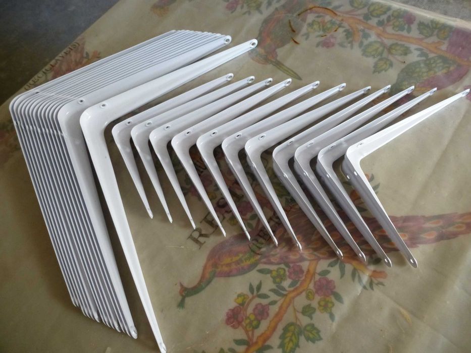 Esquadros metálicos para prateleiras