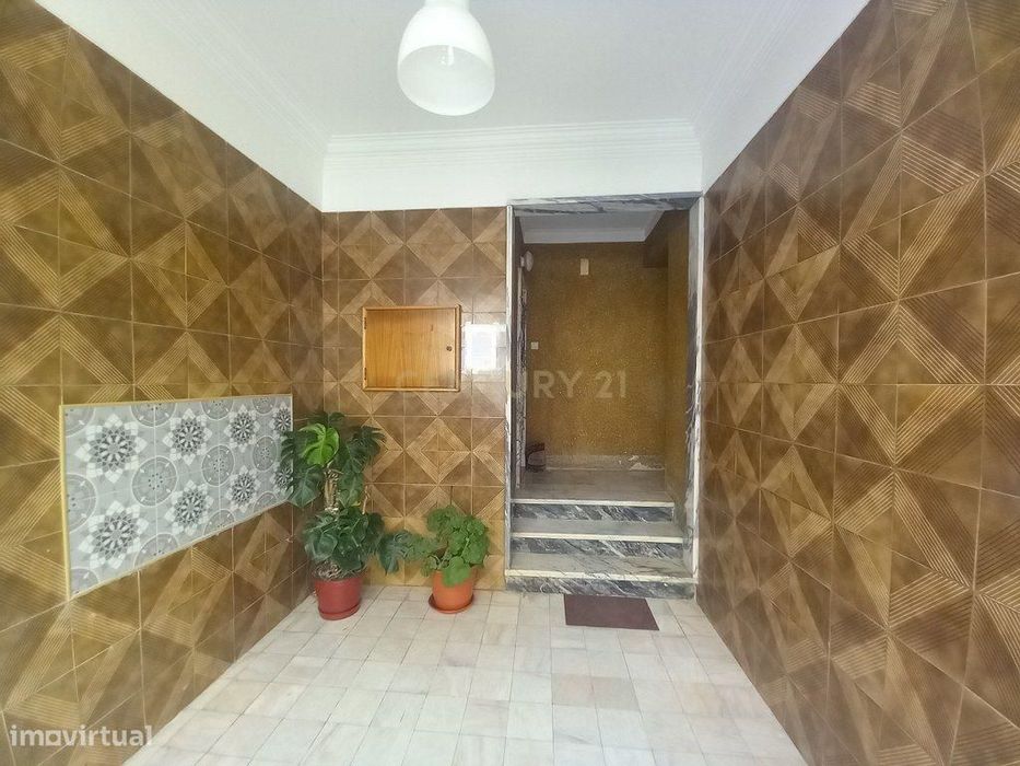 T2 Totalmente Remodelado no Carregado – Cozinha Equipada e Excelente A