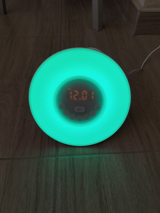 Розумний будильник з FM радіо та кольоровою підсвіткою