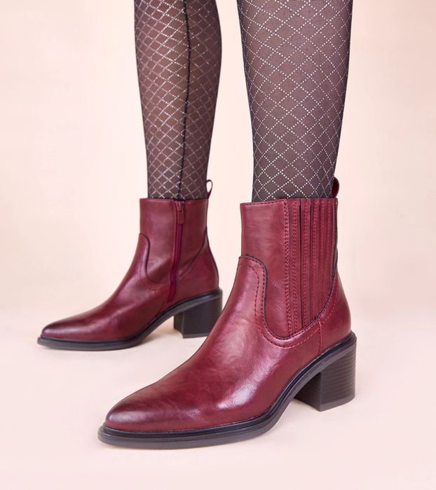 Bordowe botki na słupku z elastyczną wstawką Sesie
