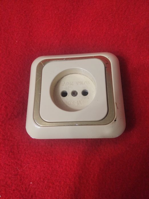 Белый выключатель.