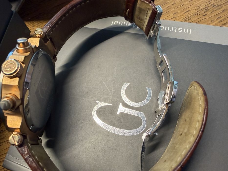 Швейцарський годинник бренду Guess