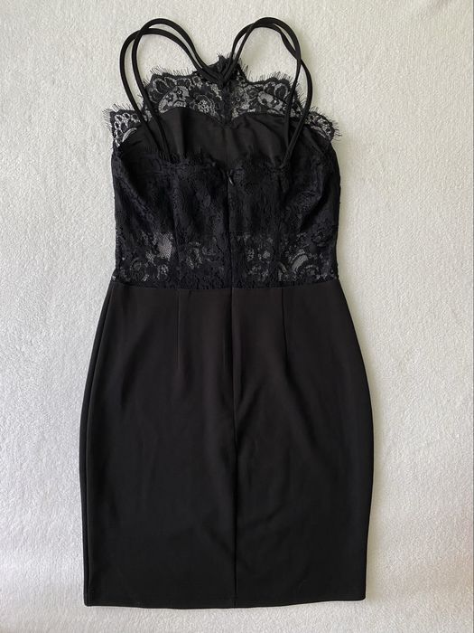 Чорна облягаюча міні-сукня з мереживним ліфом - S розмір