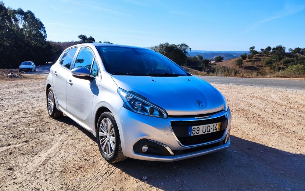 Carro Peugeot 208