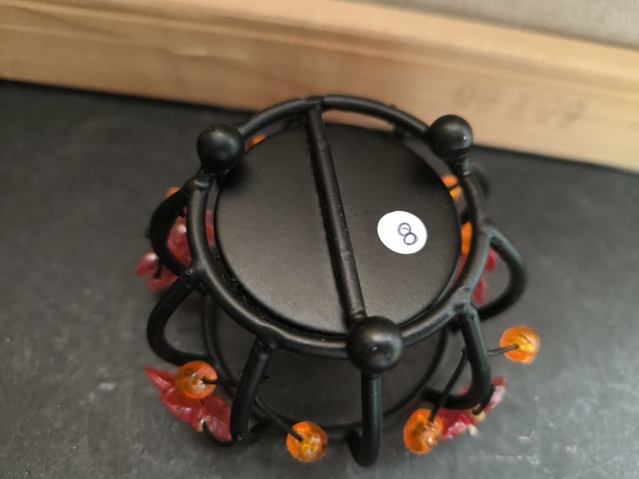 Porta-velas decorativo metal e plástico.
Porta-velas com um design enc