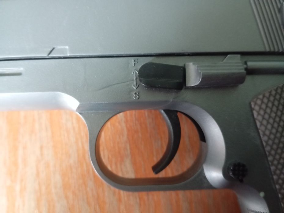 Пистолет на пульках пластиковый