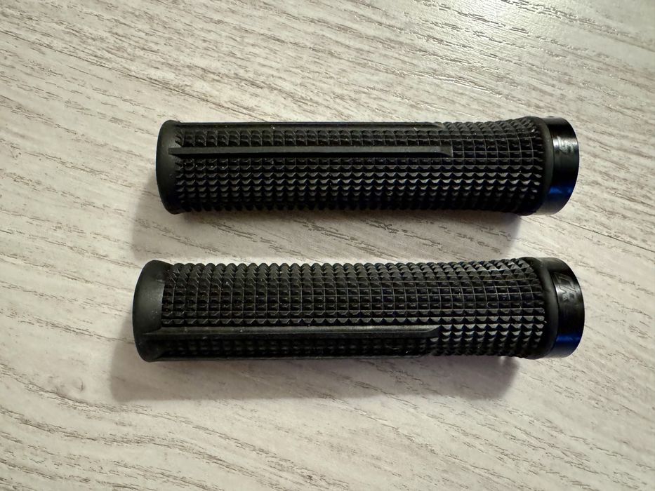 Nowe chwyty SANTA CRUZ HOUSE GRIPS 30MM Czarne