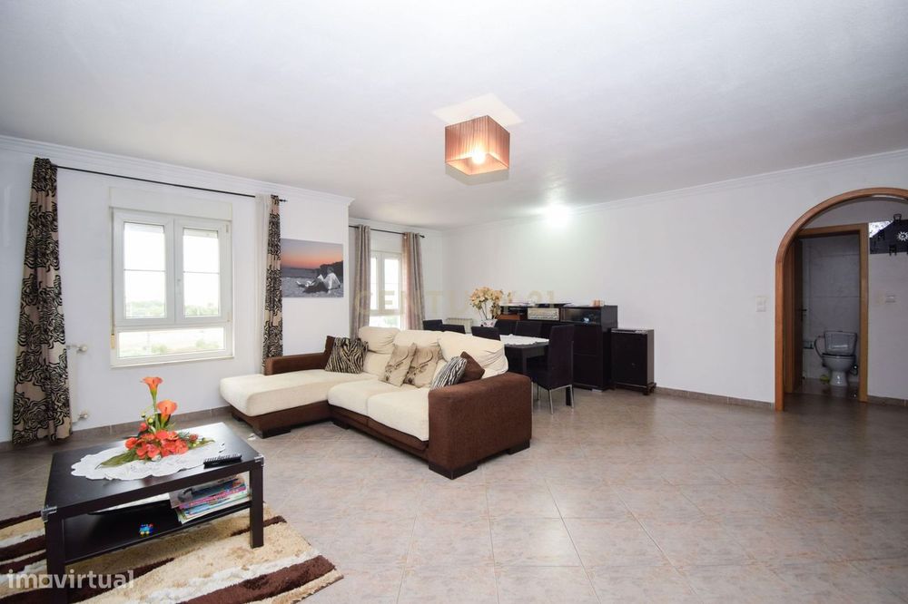T3 Duplex 116m no Carregado em urbanização tranquila com acesso direto