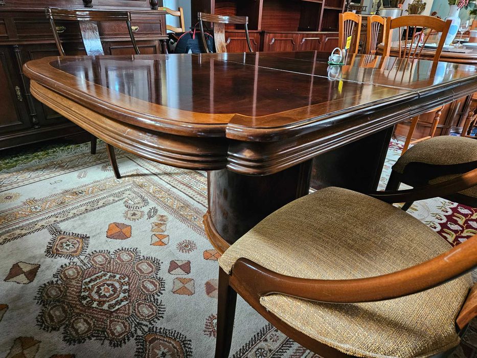 Mesa de sala - extensível - Algumas manchas no tampo - Só a mesa as cadeiras são à parte