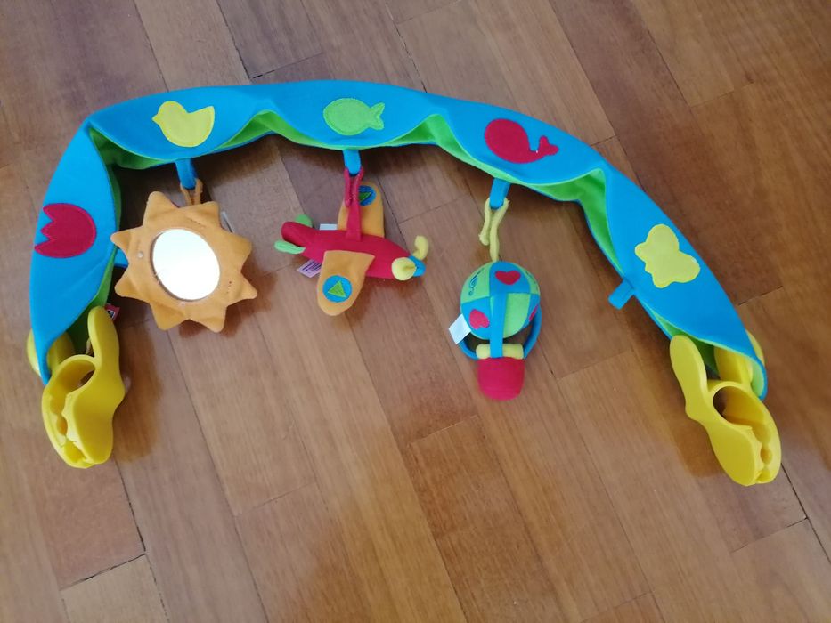 Arco para pendurar no carrinho do bebé