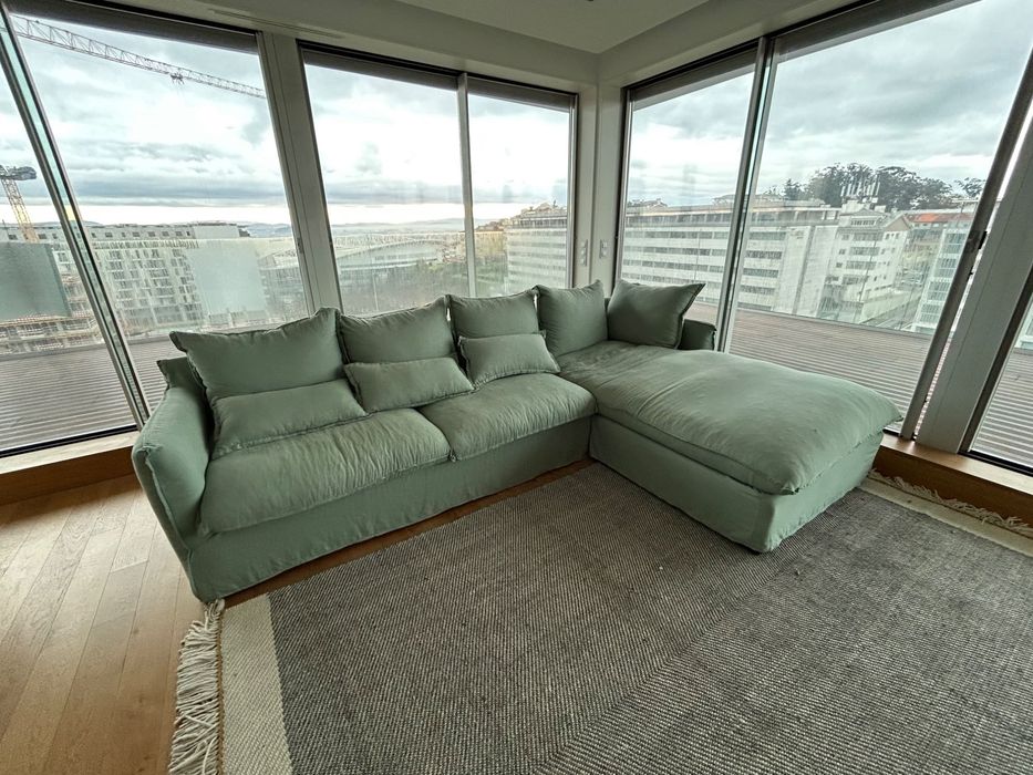 Sofá chaise longue grande em tecido verde menta – excelente estado