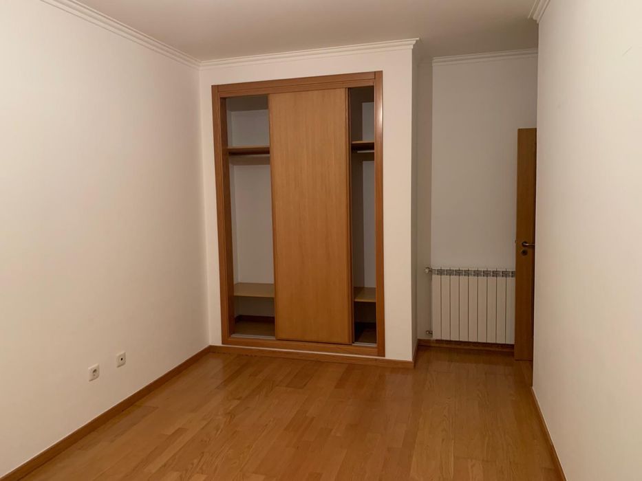 Aluga-se apartamento T3 com garagem