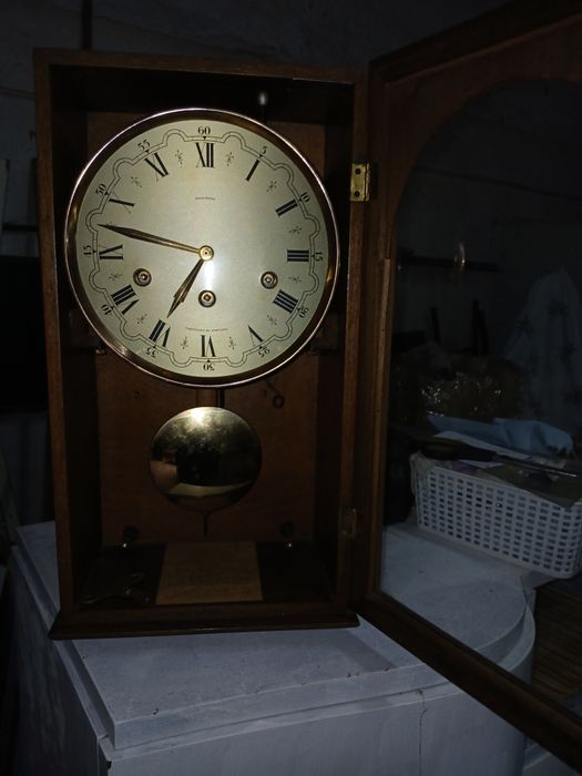 Relógio de parede com pêndulo