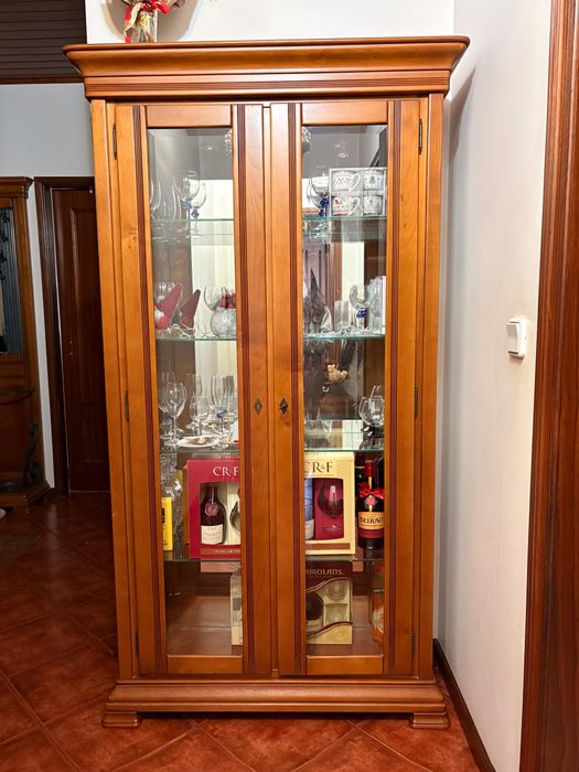 Cristaleira em Madeira Cerejeira Maciça com Vidro