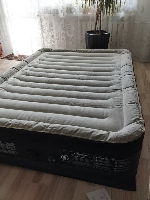Materac dmuchany 150x200 cm z wbudowaną pompką akumulatorową