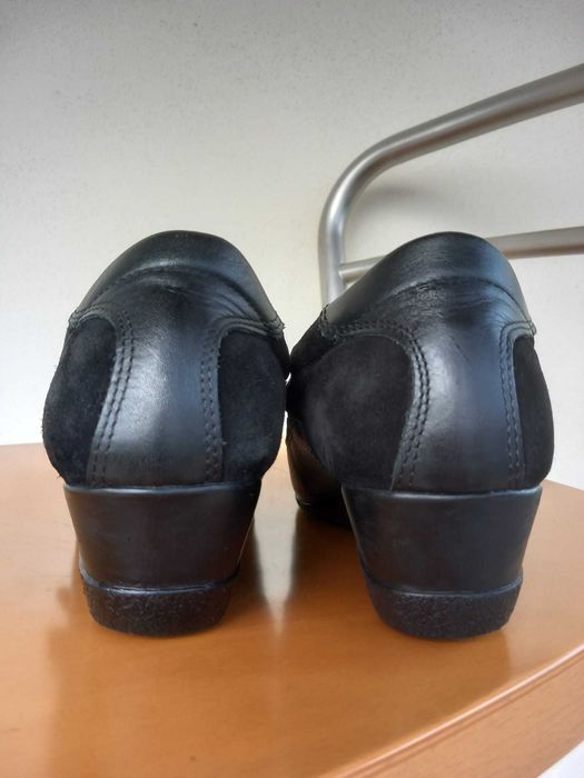 Sapatos pele, com cunha, tam. 39