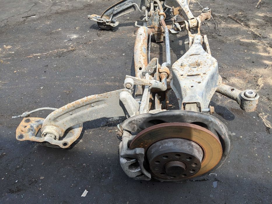 VW Volkswagen Passat B6 Kombi 2.0 TDI Belka Oś Tylna Tył Zawieszenia