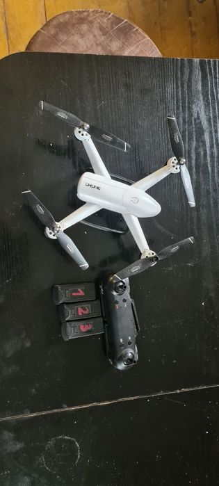 Dron. Uszkodzony jeden silnik