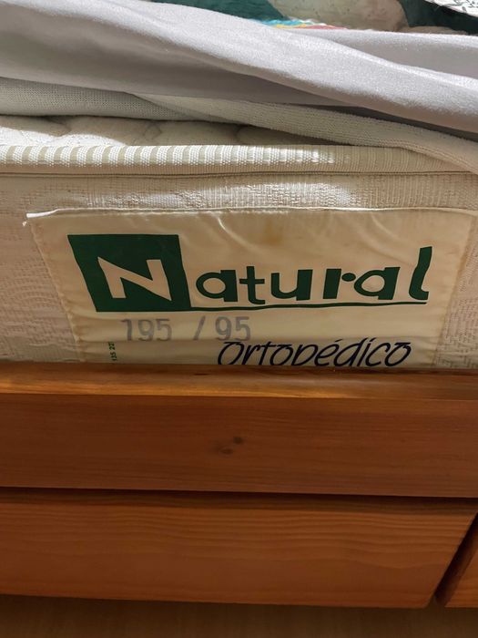 Cama de solteiro com colchão e mesa cabeceira, madeira maciça