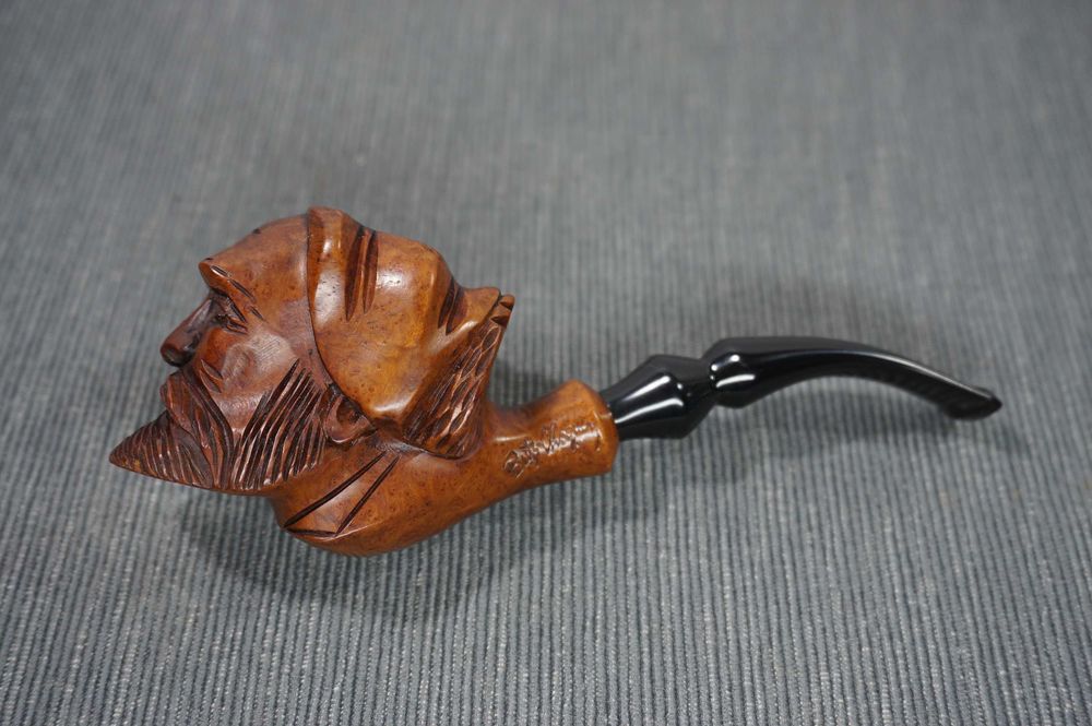 Bonito e antigo cachimbo antropomórfico Butz-Choquin, em urze (França)