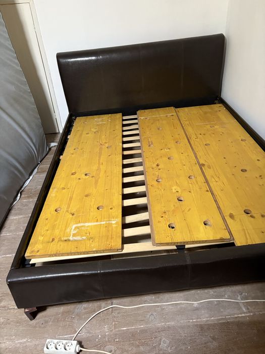 Estrutura de cama com estrado e mesas de cabeceira