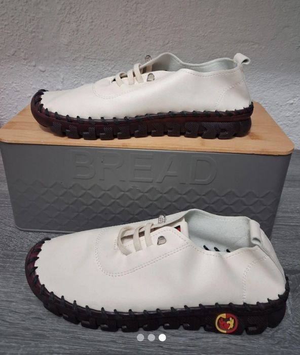 Ténis, bege, cinza e com caveiras. Levam os três pares, ou vendo em separado