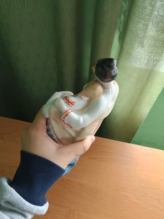 Piękna porcelanowa figurka para folklor ceramika