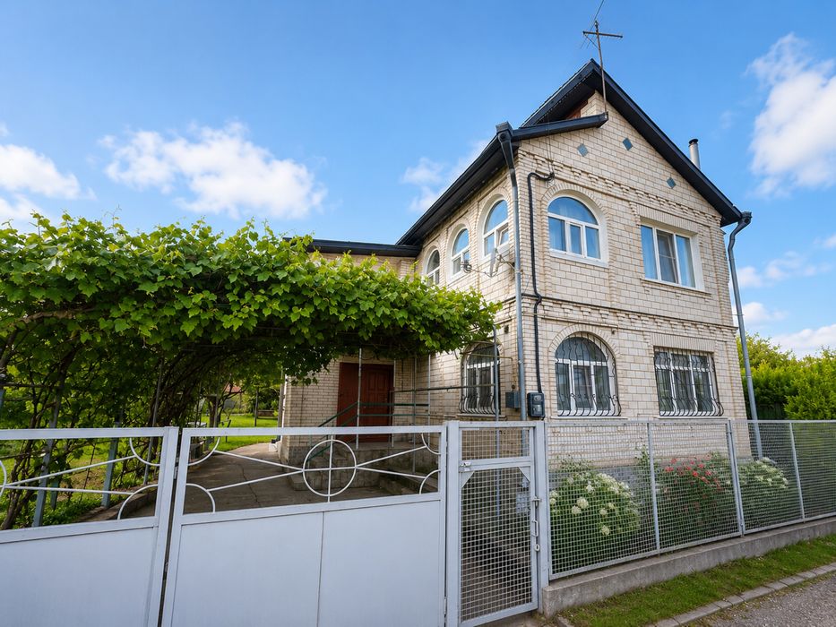 Продаж дачного будинку (з можливістю постійного проживання)