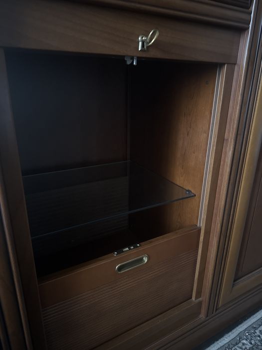 Шафа в кабінет в хорошому стані.