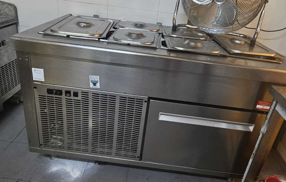 Saladetes Mesa de preparação industrial de pizza e saladas refrigerada 1.5M