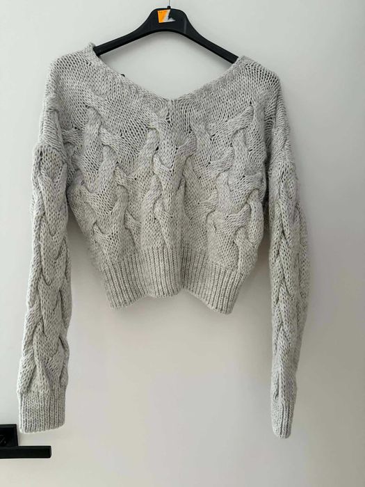 Sweter V dekolt szary oversize warkocz