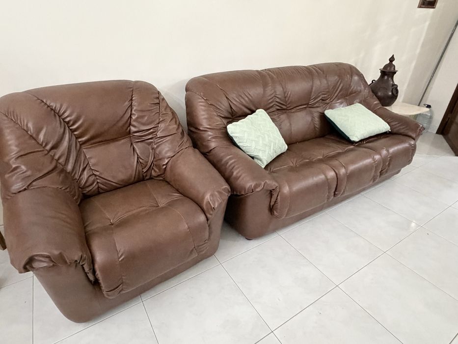 Conj. Sala: sofás pele, mesa jantar vidro com 6 cadeiras, mesas centro