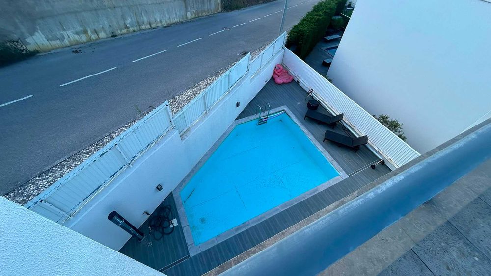Moradia T4 com piscina na Venda do Pinheiro
