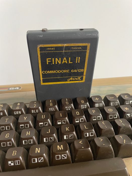 Commodore 64 zestaw stacja dysków 1541 magnetofon gra Final II