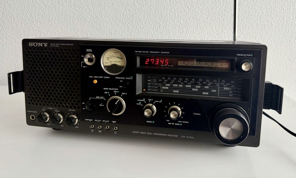 Rádio multibanda antigo Sony ICF-6700L