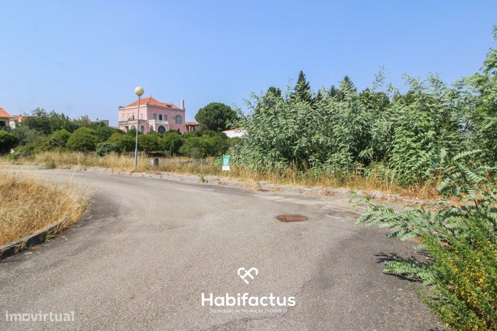 Plot for constructing a semi-detached house in the town of Nelas
