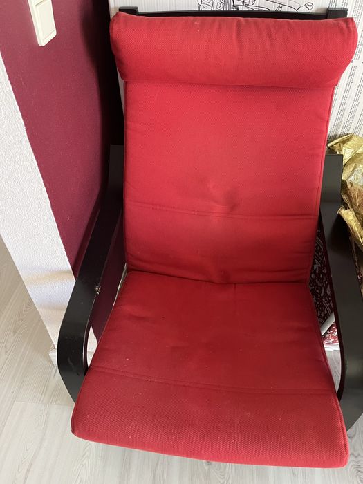 Poltrona e pousa pés Ikea vermelha usados