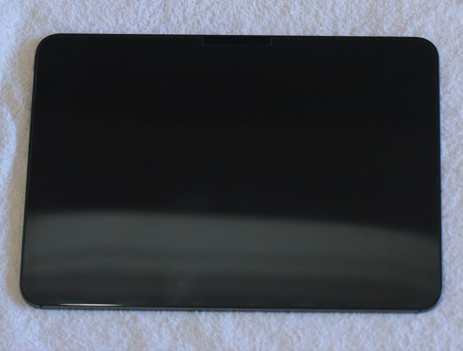 Selling an 11-inch iPad Pro powered by the ultra-fast M4 chip (latest model), featuring 256GB of storage and Wi-Fi connectivity.