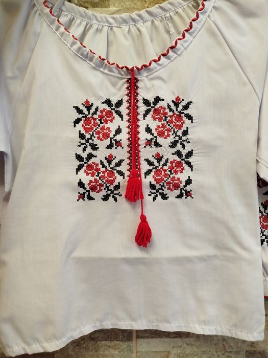 Продам вишиванку на дівчинку