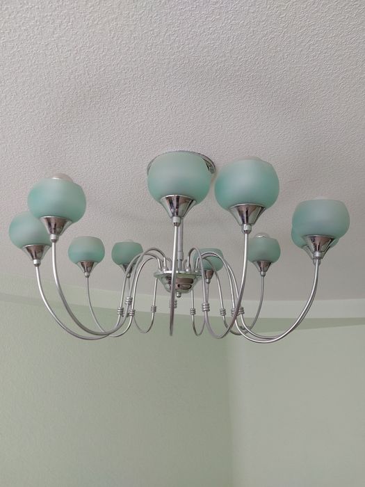 Продам люстру на потолок